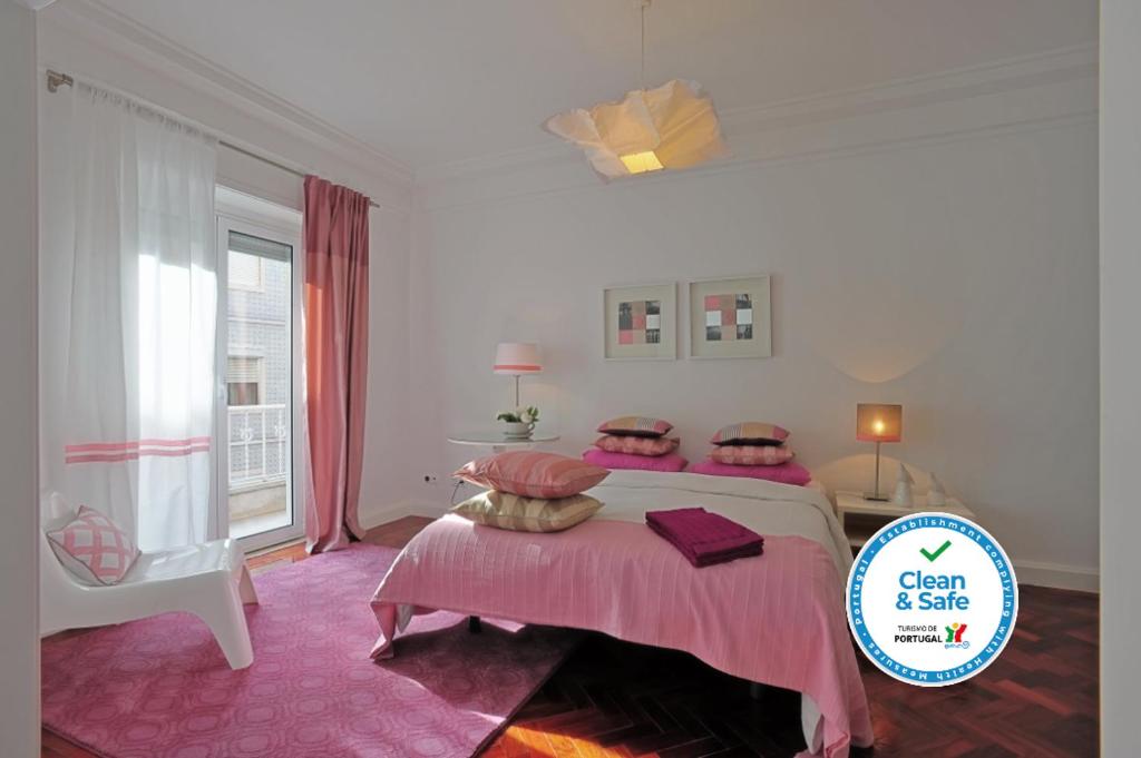 リスボンにあるLiverpool Antic 5 Bedroomsの白いベッドルーム(ピンクベッド1台、窓付)