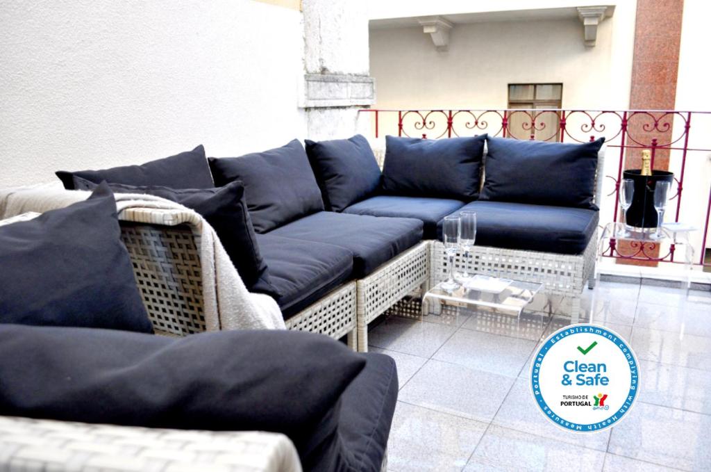 リスボンにあるIntendente Terraceの青い枕が備わるソファ