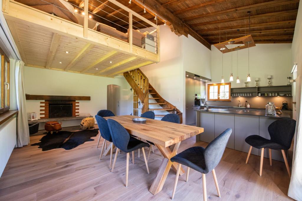 kuchnia i jadalnia z drewnianym stołem i krzesłami w obiekcie Chalet Laret w Davos