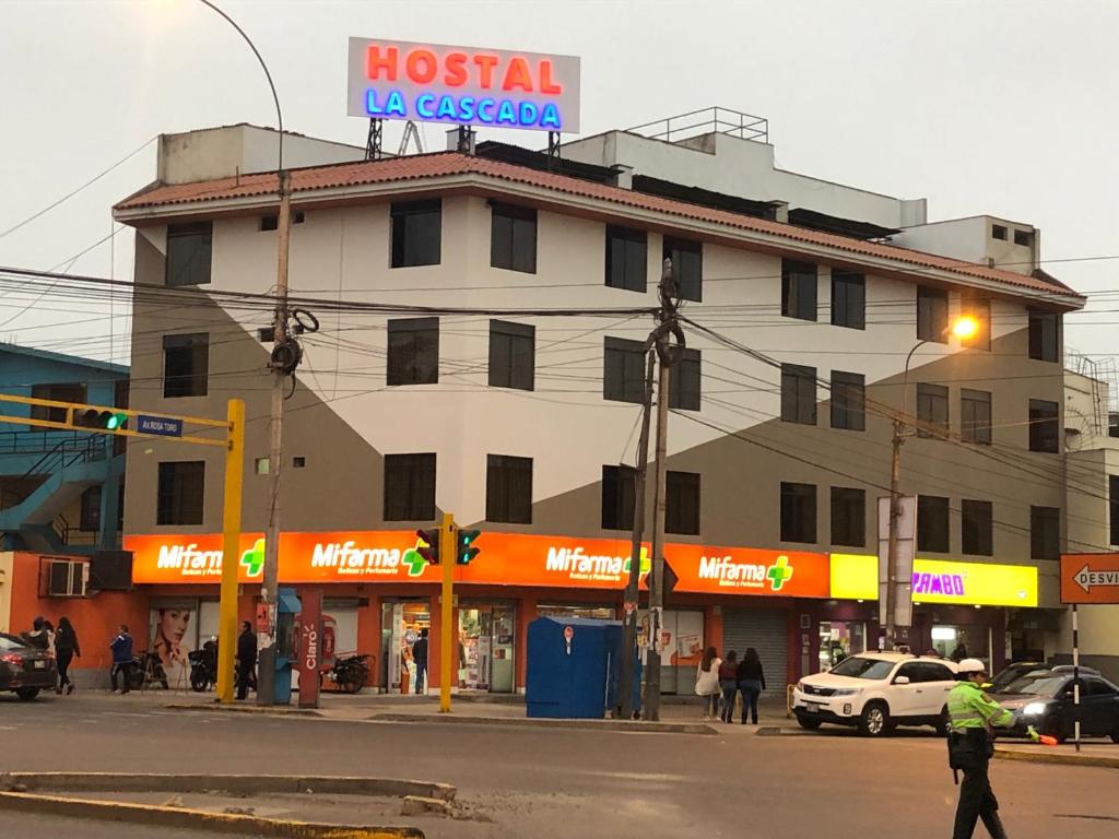 a building on the corner of a city street at Hostal La Cascada in Lima