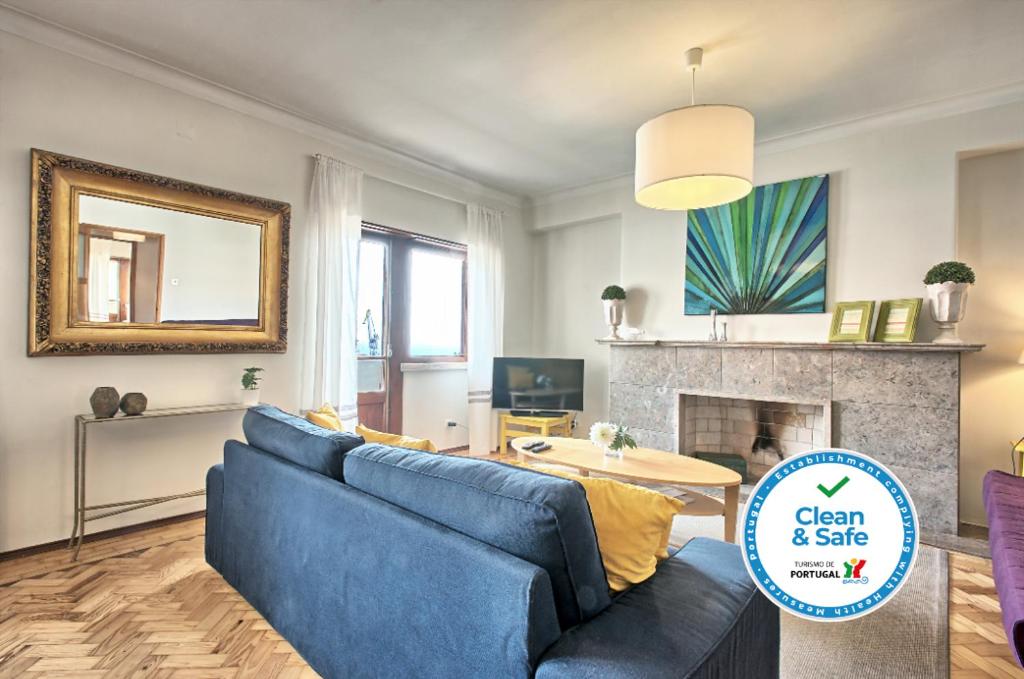- un salon avec un canapé bleu et une cheminée dans l'établissement Apolónia 3 Frontal River View, à Lisbonne