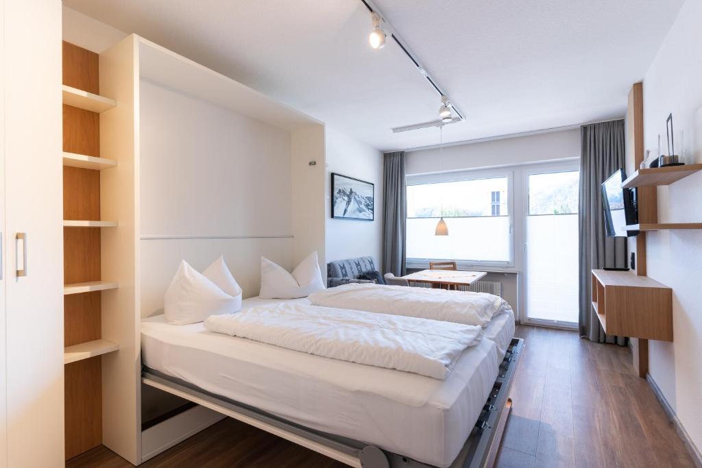 een slaapkamer met een groot bed in een kamer bij Ferienwohnung I. Benne in Oberstdorf