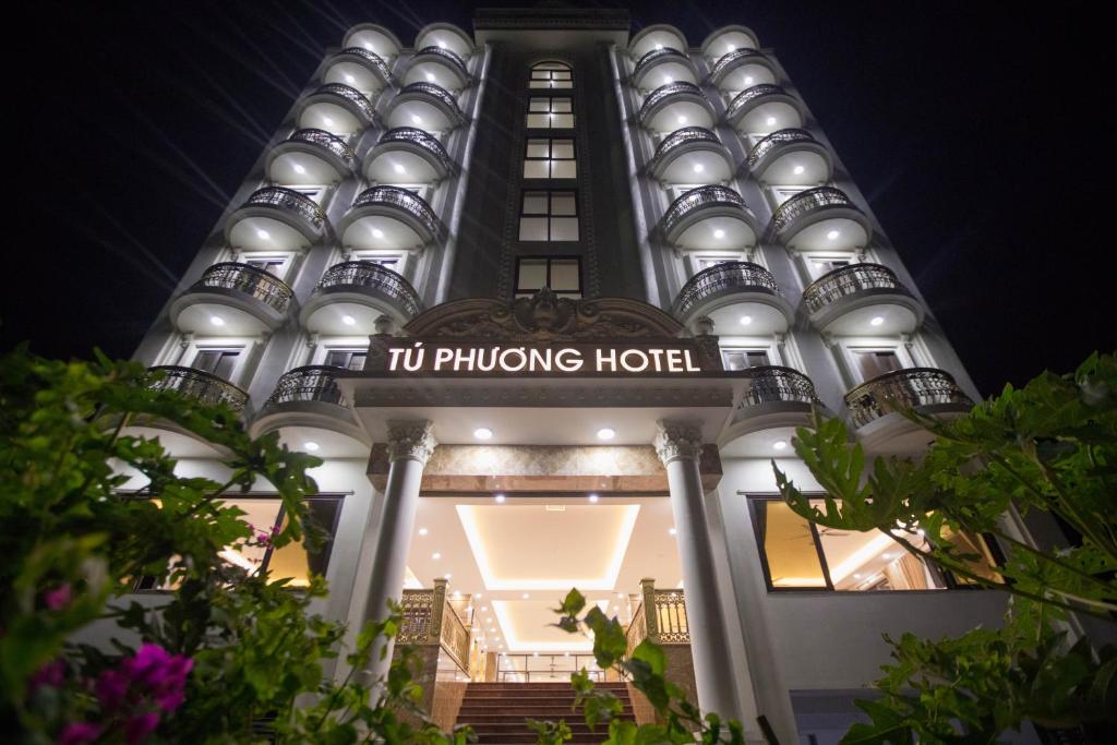 ein beleuchtetes Gebäude mit einem Hotelschild darauf in der Unterkunft Khách sạn Tú Phương - Hải Tiến in Thanh Hóa