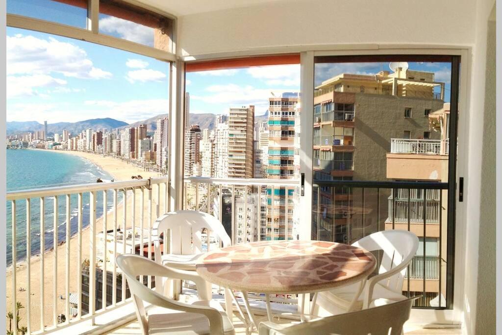 balcone con tavolo, sedie e vista sull'oceano di Apartamento en Playa de Levante Vistas impresionantes a Benidorm