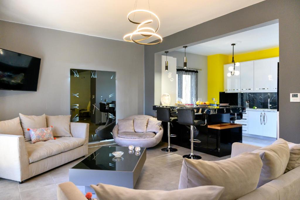 普雷韋扎的住宿－villa elena，客厅配有沙发和桌子