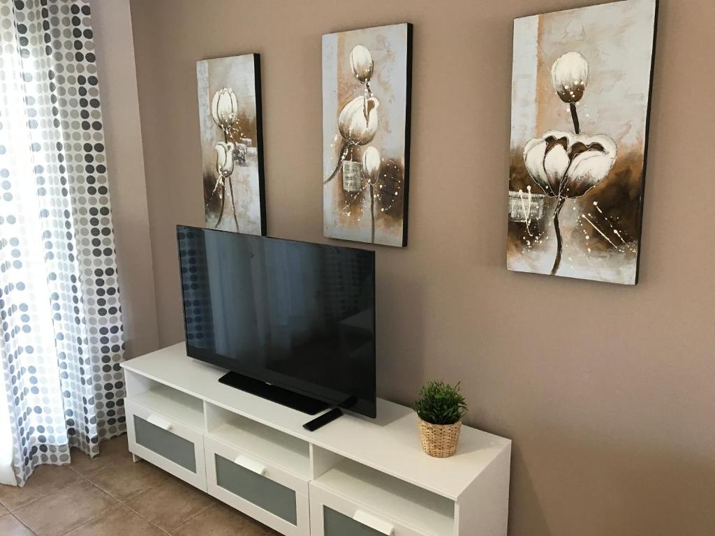 Televízia a/alebo spoločenská miestnosť v ubytovaní Apartamento VenAVera Playa de Baria 2 K-1D Primera Línea Gran Terraza y WIFI