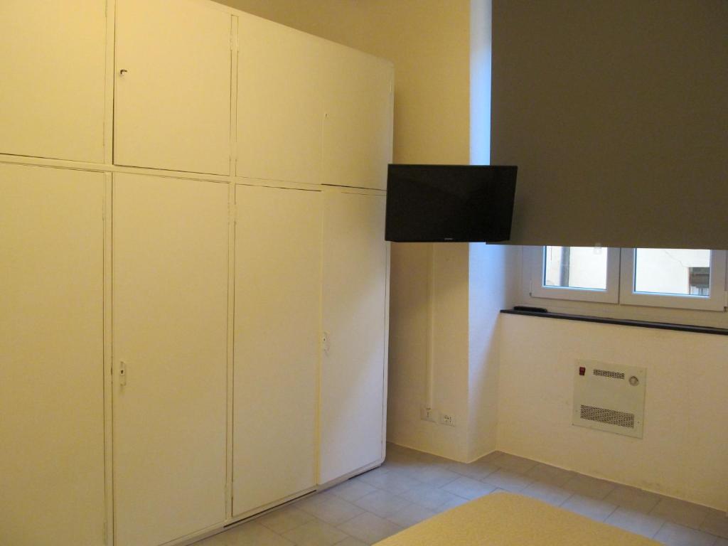 A television and/or entertainment centre at Old Town Guest House