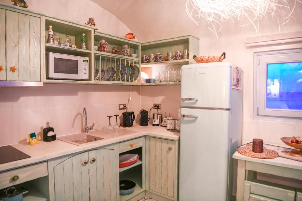 Kuchyň nebo kuchyňský kout v ubytování Starlight Luxury Seaside Villa & Suites