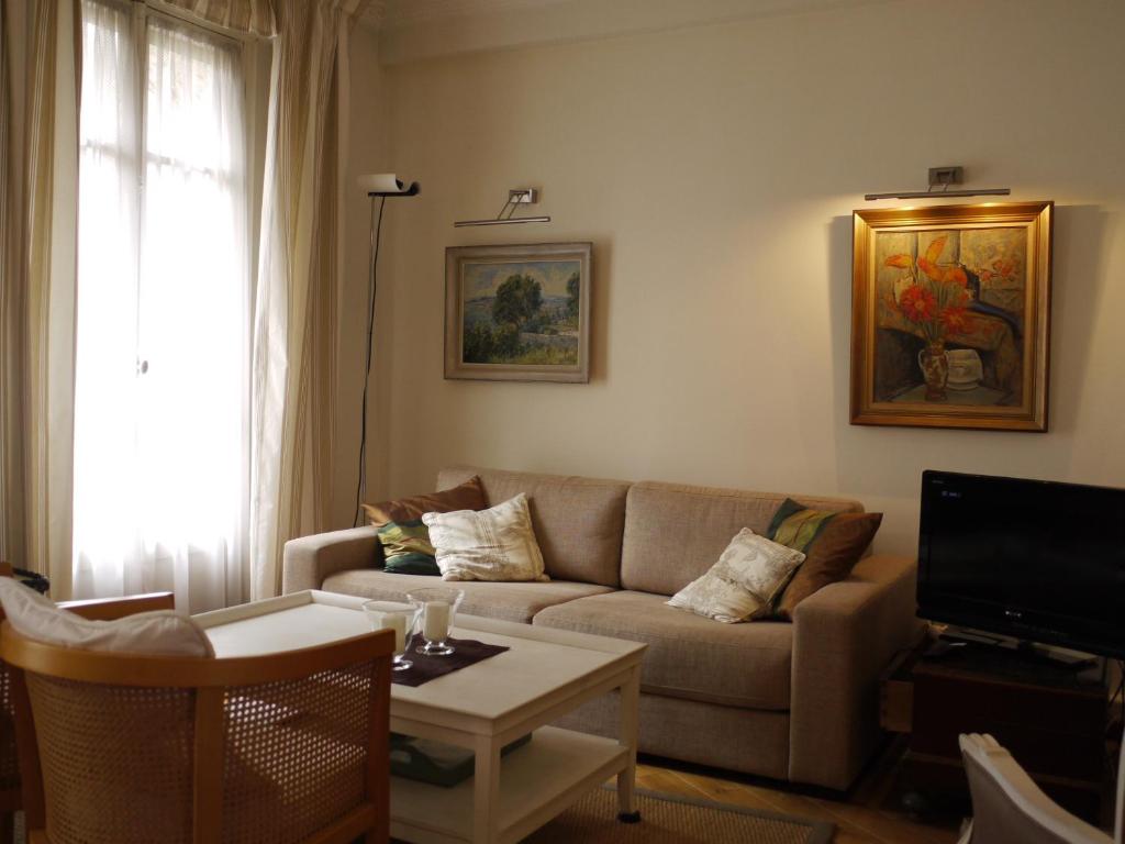 Rossini 1 - a spacious one bedroom apartment in central Nice