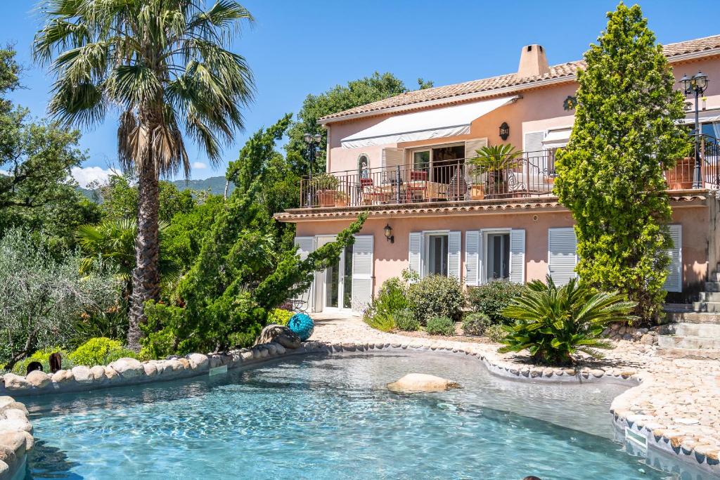 uma casa com uma piscina em frente em Casa del Sole Chambres d'Hotes de Charme em Favone