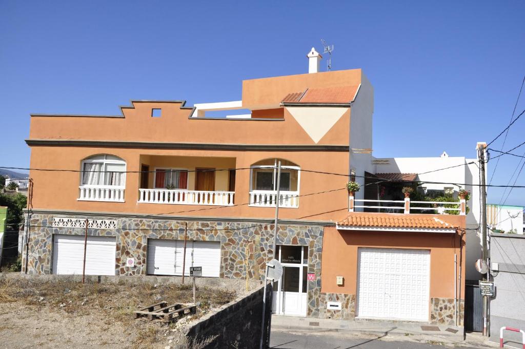 a house with a balcony on top of it at Apartamento Zona Rural in Güimar