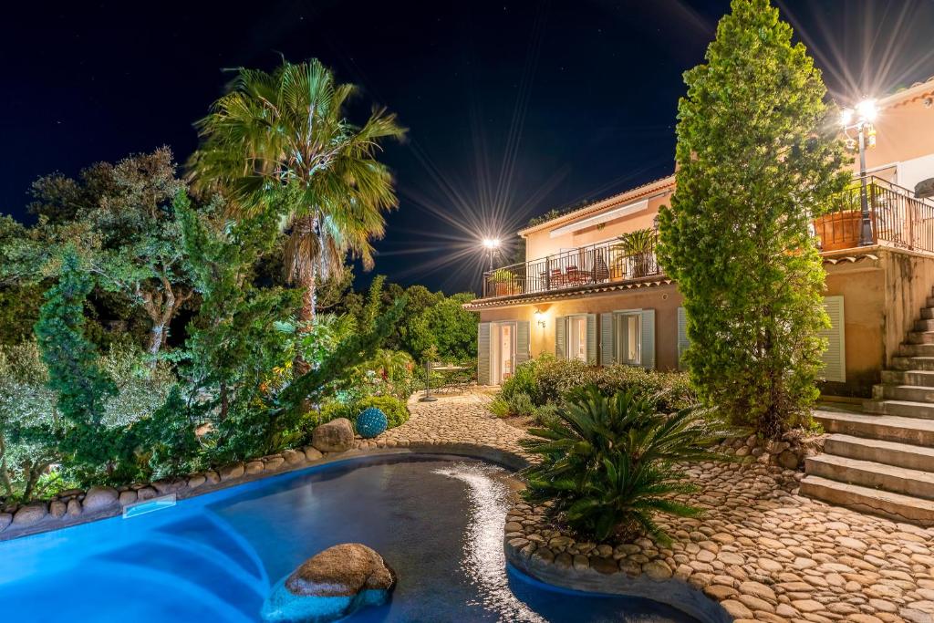 une maison avec une piscine en face d'une maison dans l'établissement Casa del Sole Chambres d'Hotes de Charme, à Favone
