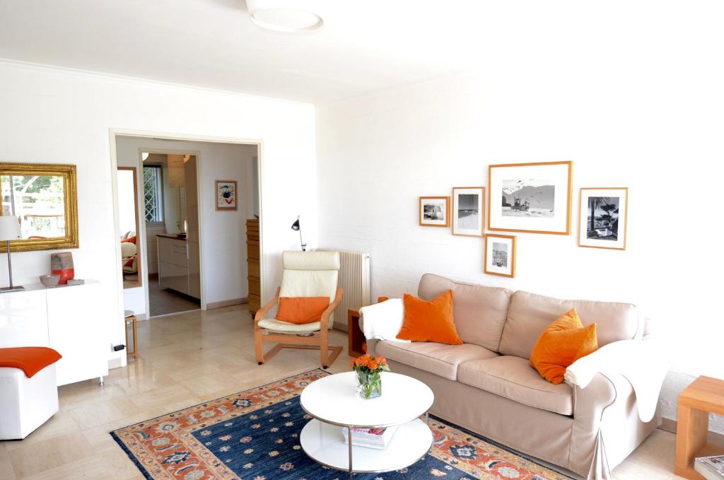 un salon avec un canapé et une table dans l'établissement Super Bestouan, à Cassis