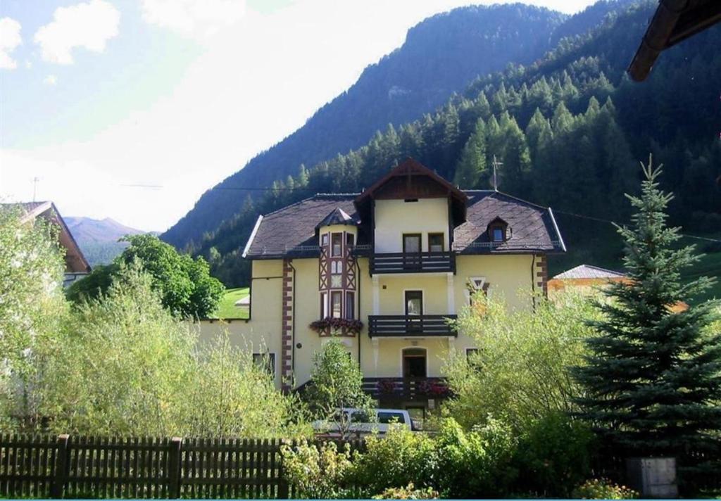 ein großes Haus inmitten eines Berges in der Unterkunft Gasthof Geraerhof in Vals