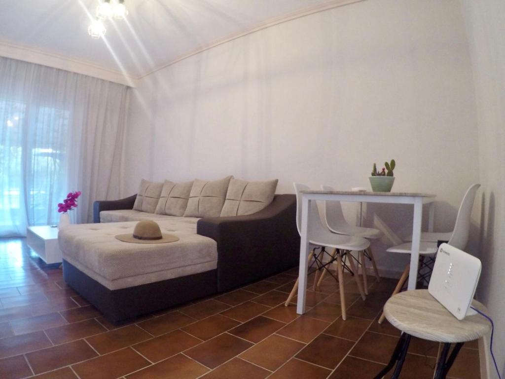 A seating area at Anemos Apartment Palio