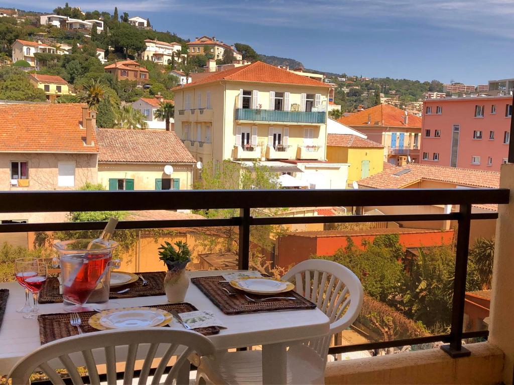 a table and chairs on a balcony with a view at Résidence Le St James in Le Lavandou