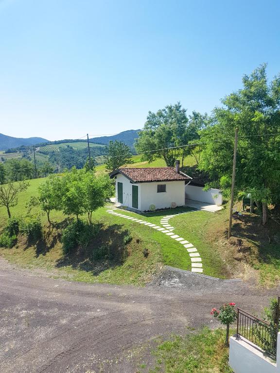 dom na zboczu wzgórza z drogą w obiekcie Vista sul Forte w mieście Gavi