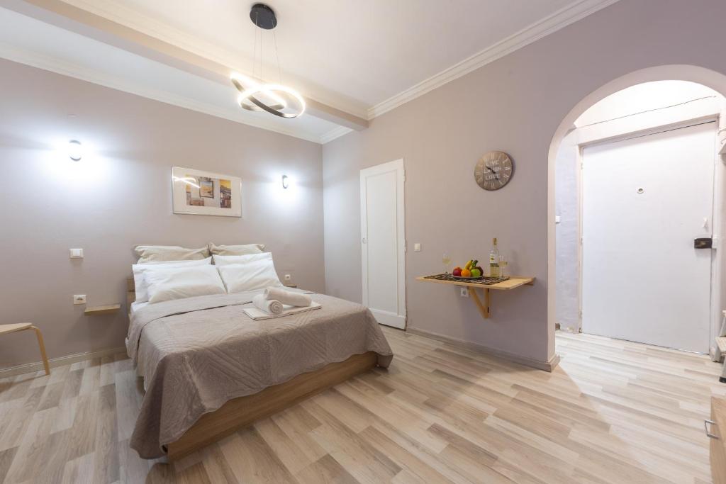 Кровать или кровати в номере Plato's Square Apartments