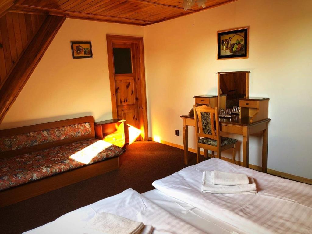 Postel nebo postele na pokoji v ubytování Hostinec Selský dvůr