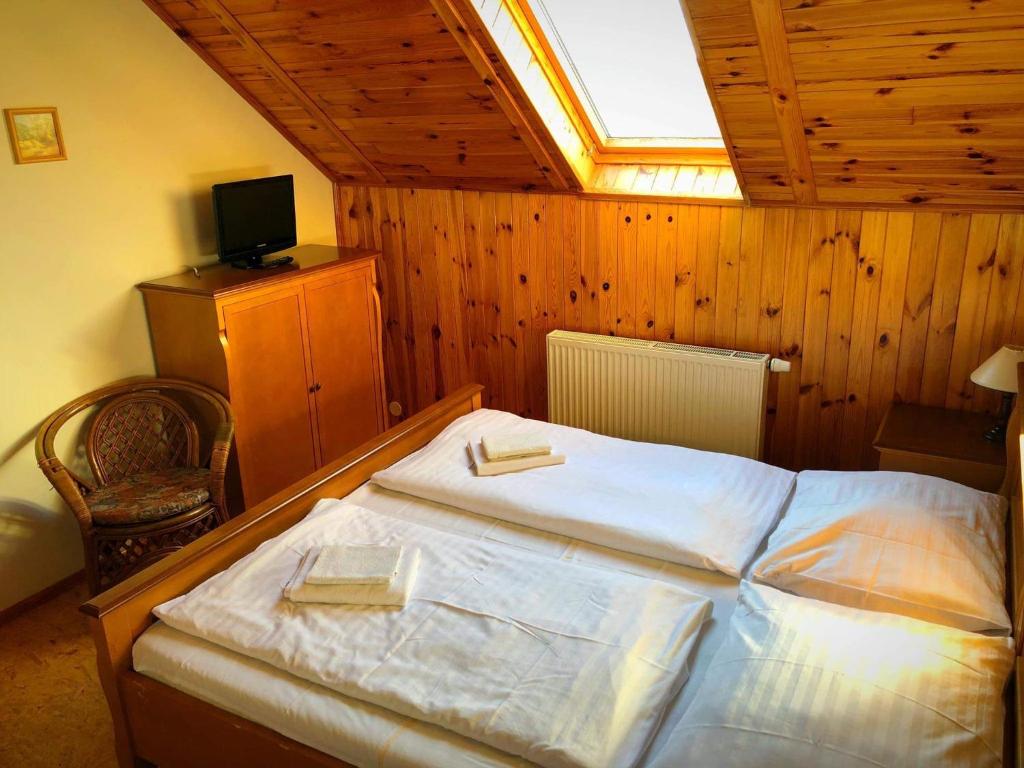 Postel nebo postele na pokoji v ubytování Hostinec Selský dvůr