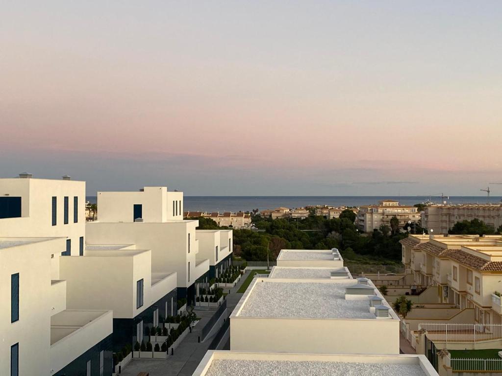 vistas a los tejados de los edificios blancos en Playa Flamenca - Turquesa del Mar - great sea view!, en Playa Flamenca