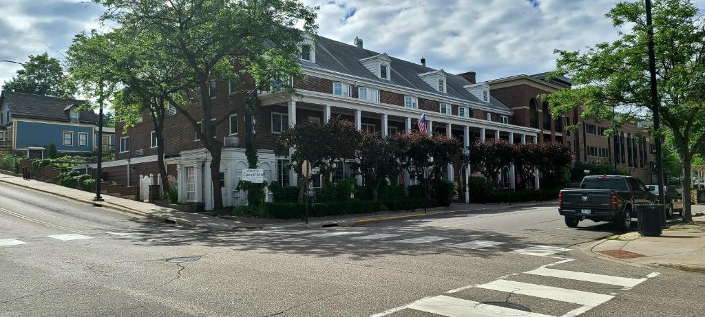 un camión conduciendo por una calle al lado de un edificio en Lowell Inn, en Stillwater