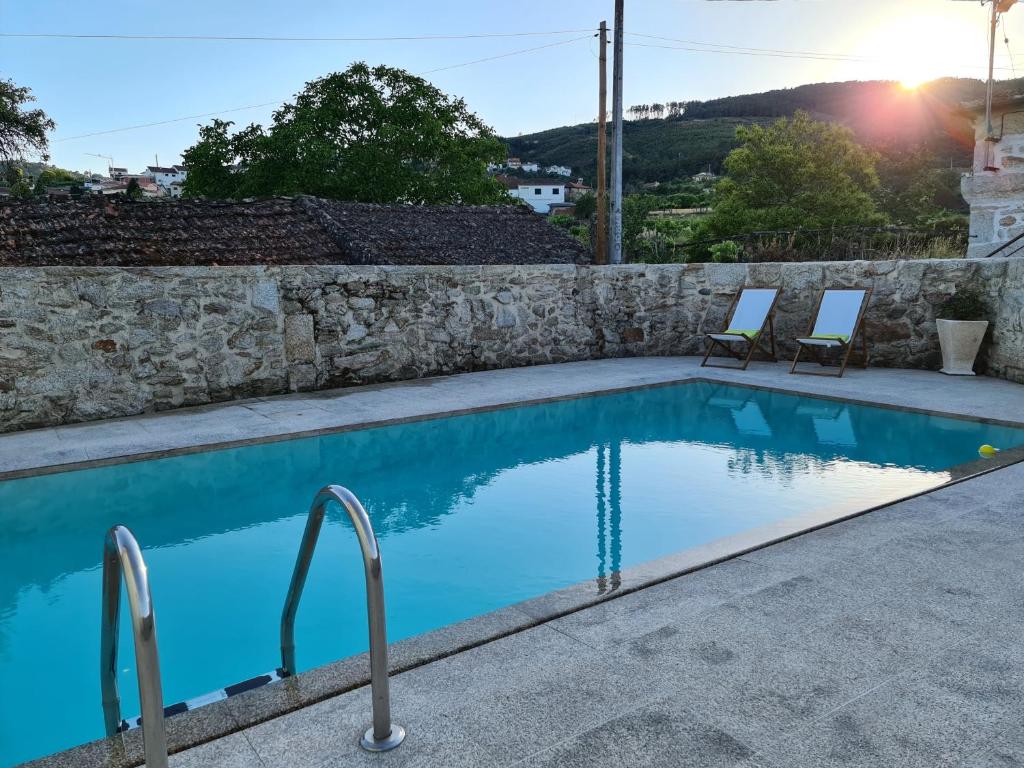 A piscina em ou perto de Casa do Negrões