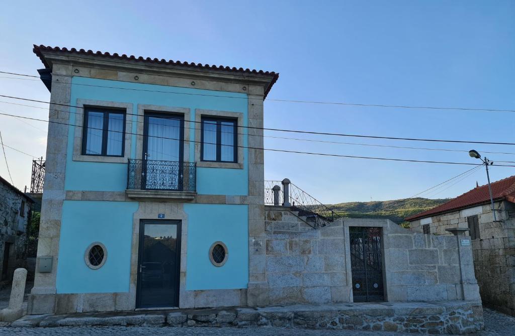 une maison ancienne dans une petite ville dans les montagnes dans l'établissement Casa do Negrões, à Boticas