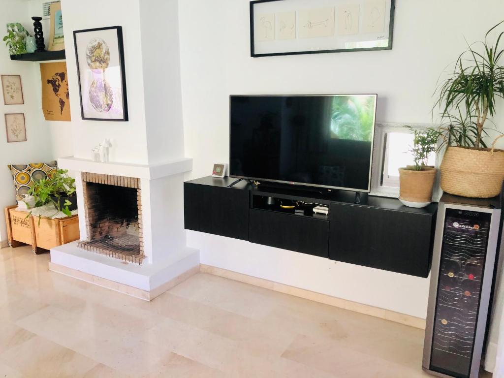 Televízia a/alebo spoločenská miestnosť v ubytovaní Apartamento 3 Habitaciones Guadalmina Golf WiFi AC