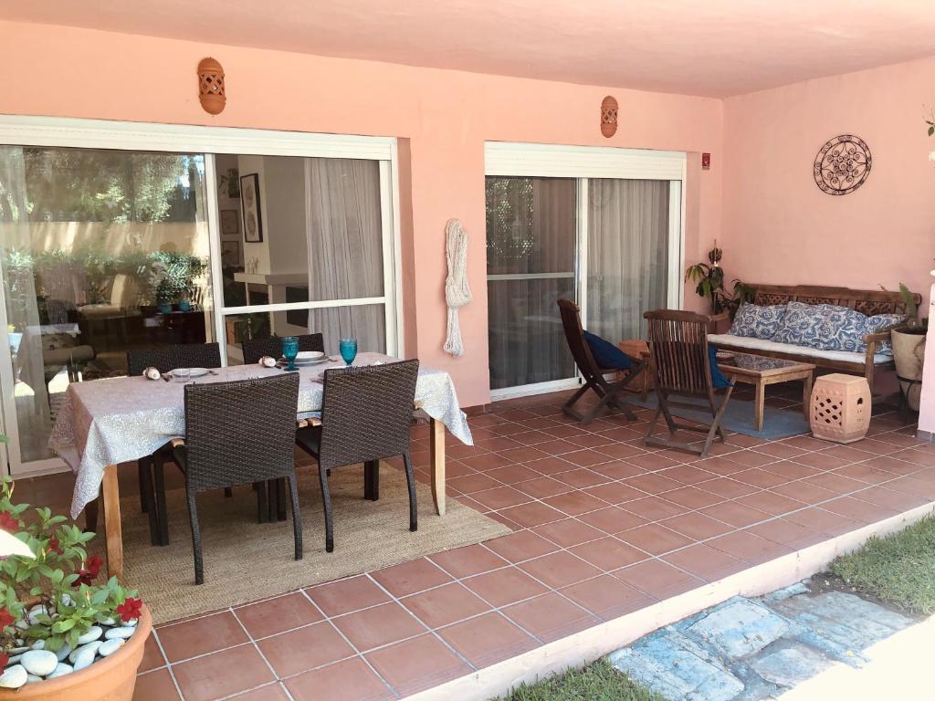 Posedenie v ubytovaní Apartamento 3 Habitaciones Guadalmina Golf WiFi AC