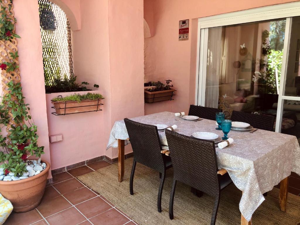 Patio alebo iná vonkajšia časť ubytovania Apartamento 3 Habitaciones Guadalmina Golf WiFi AC