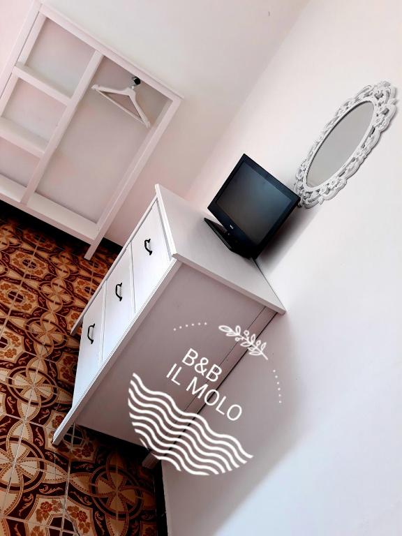 A television and/or entertainment centre at Il MOLO Camere per vacanze