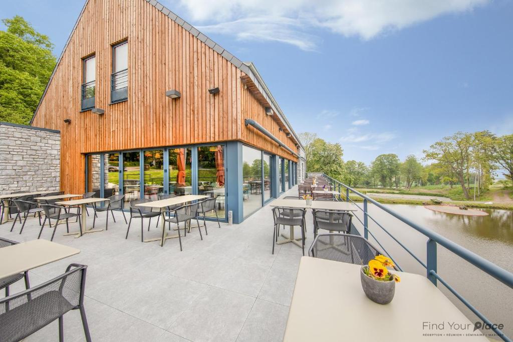 Výhled na řeku, která protéká v blízkosti hotelu