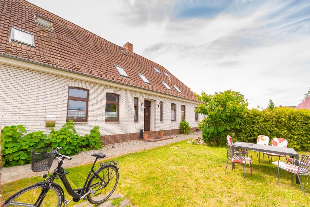 a bike parked in the yard of a house at Ferienwohnung Hummelhus Elmenhorst in Elmenhorst