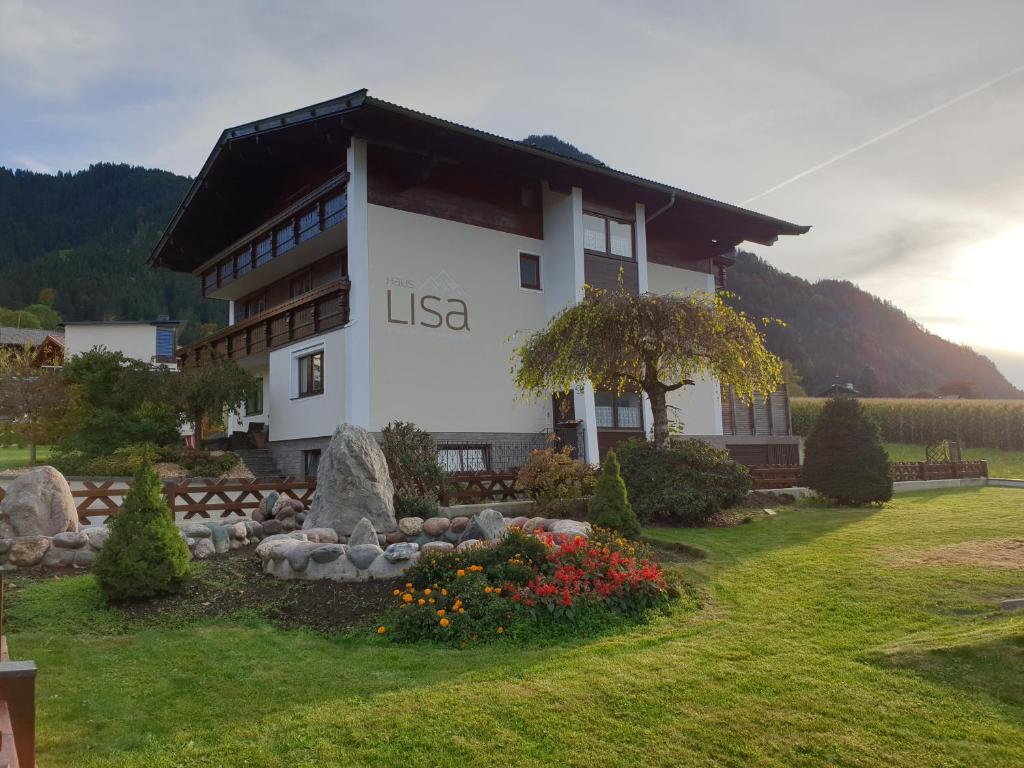 um edifício com o nome EUA no lado dele em Haus Lisa em Reith im Alpbachtal