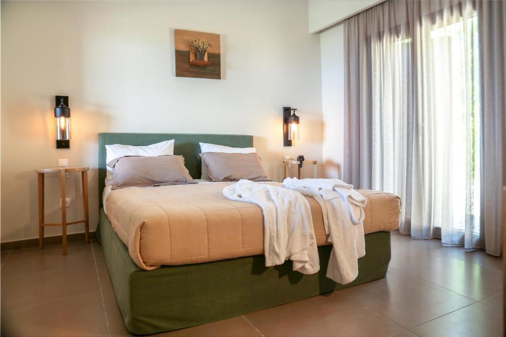 Un pat sau paturi într-o cameră la Elimnion Resort