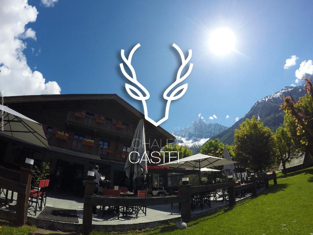 um restaurante com uma placa que lê carvalho leste em Hotel Le Castel em Chamonix-Mont-Blanc