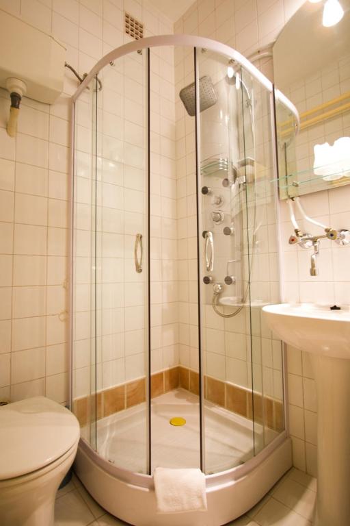 Koupelna v ubytování Piknik Wellness Hotel