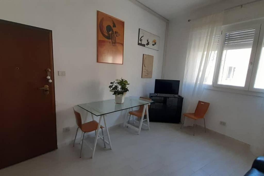 - un salon avec une table et des chaises dans l'établissement La Casina, à Comacchio