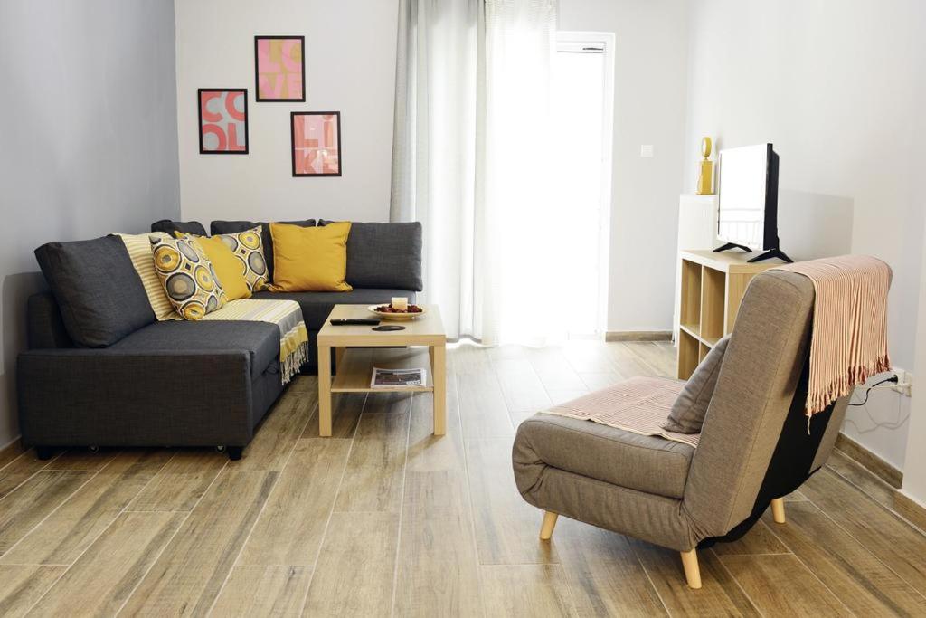 ein Wohnzimmer mit einem Sofa und einem Stuhl in der Unterkunft Athens city Poppy's Dreamy Apartment, Thissio in Athen