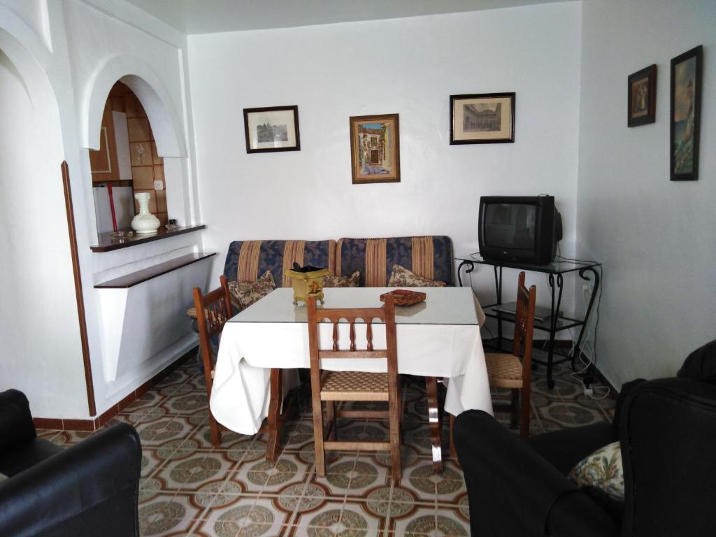 un salon avec une table et un canapé dans l'établissement El Carmen, à Cazalla de la Sierra