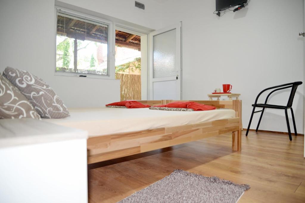 Ce lit se trouve dans un dortoir doté d'une table et d'une chaise. dans l'établissement Rooms Maša, à Palić