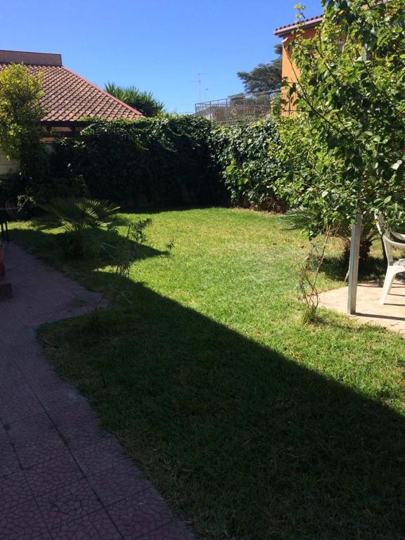 a park with a bench sitting in the grass at Summer Beach Rooms in Fontane Bianche