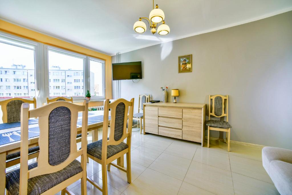 Televízia a/alebo spoločenská miestnosť v ubytovaní Apartament u Joli w Kolobrzegu Podczele - 2 sypialnie, 50m2, wifi i parking za darmo!
