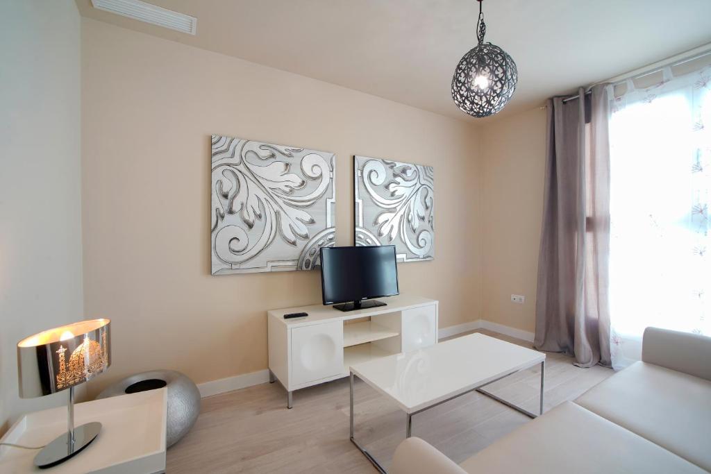 Televízia a/alebo spoločenská miestnosť v ubytovaní Casa Palacio Cádiz by Luxury Suites Cadiz