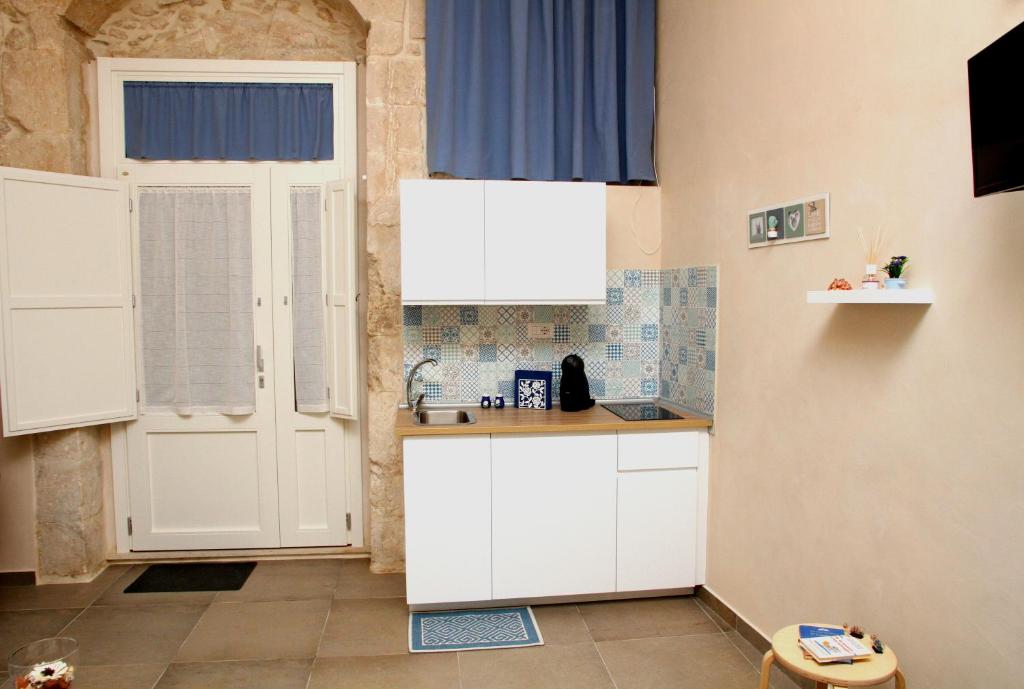 Kuchnia lub aneks kuchenny w obiekcie Essentia Rooms- Ortigia Holidays