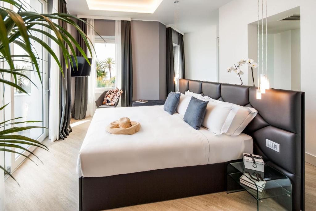 sypialnia z dużym łóżkiem w pokoju w obiekcie Sanremo Luxury Suites w San Remo