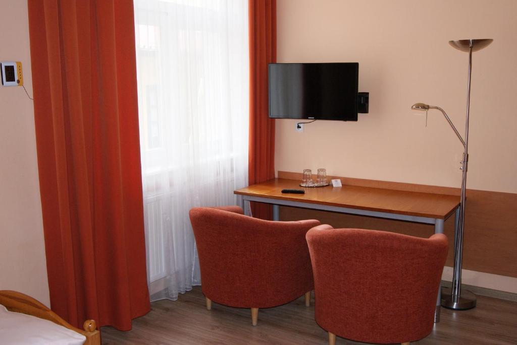Televízia a/alebo spoločenská miestnosť v ubytovaní Hotel Alga