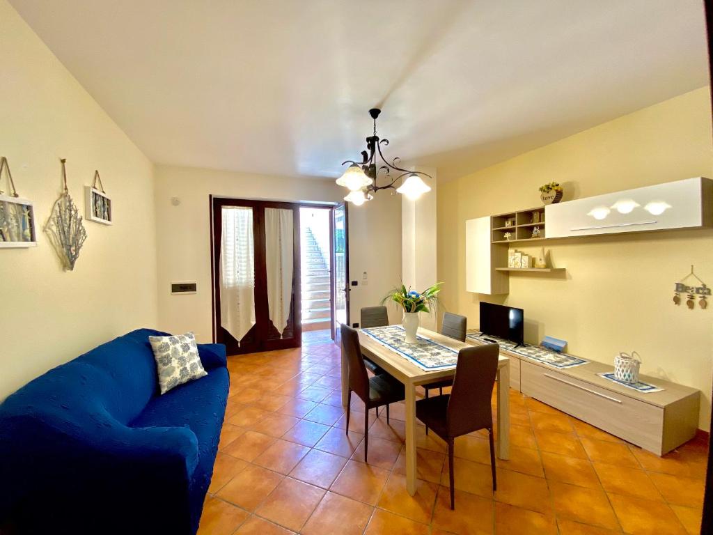 トッレ・サン・ジョヴァンニ・ウジェントにあるCasa Vacanza Francescaのリビングルーム(青いソファ、テーブル付)
