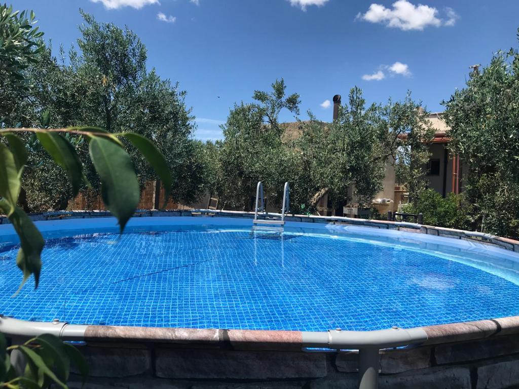 Πισίνα στο ή κοντά στο La casetta degli ulivi con piscina